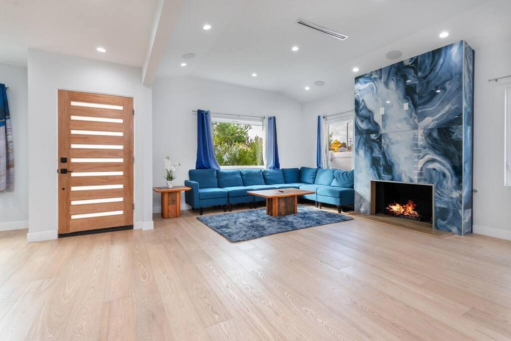 Prime Location, Stylish Space: 3Br Home With Bbq - Los Angeles — Photos 1
